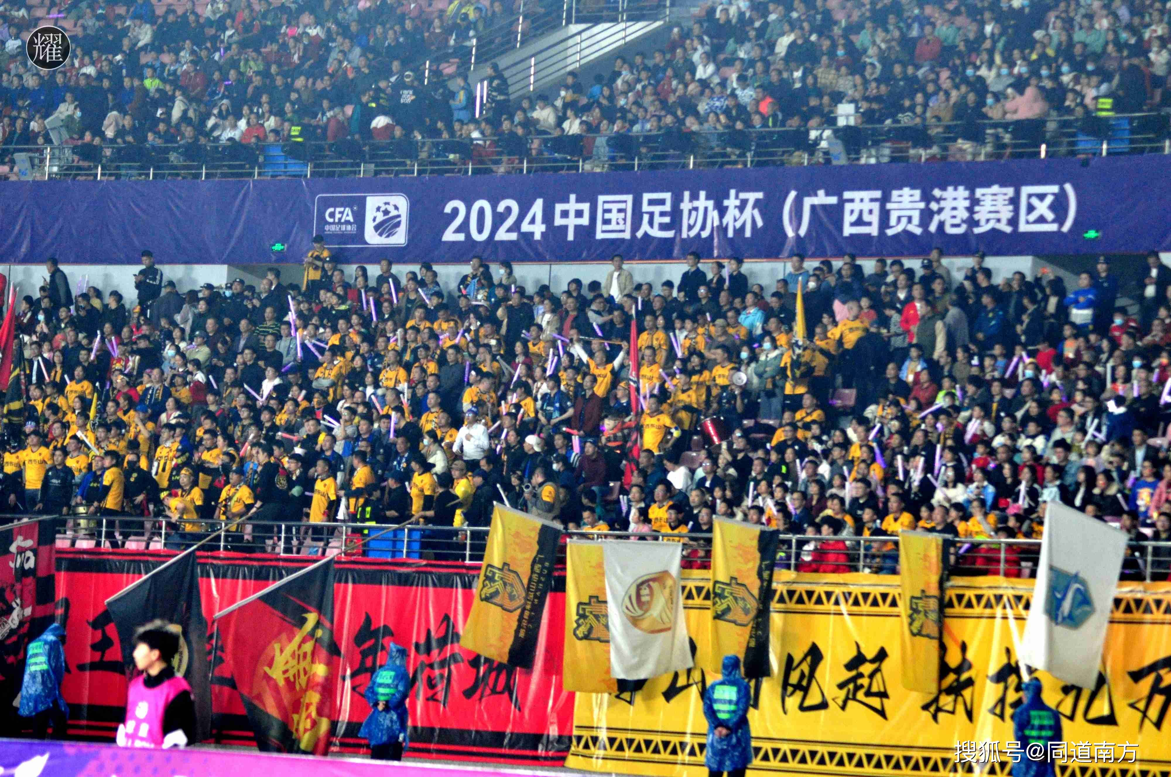 国内足球联赛赛程密集，球场上战况激烈的简单介绍