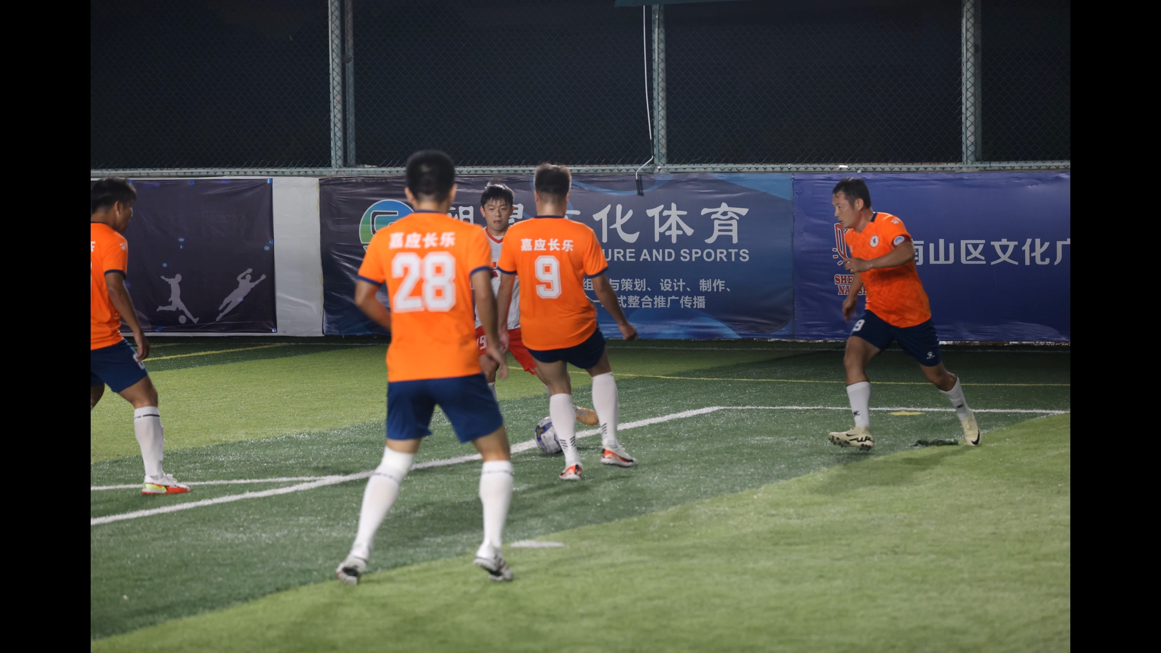 强强对话，精彩的足球赛场上演